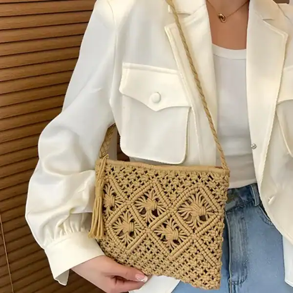 Brun makramé clutch med tasslar, modeväska för sommar och strand.
