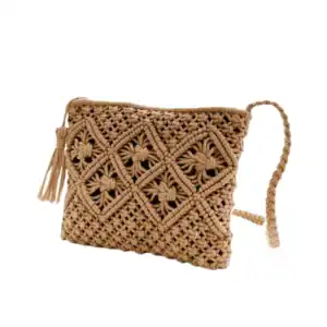 Brun makramé clutch med tassar och broderad mönster.