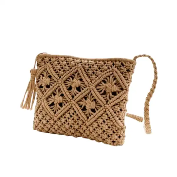 Brun makramé clutch med tassar och broderad mönster.