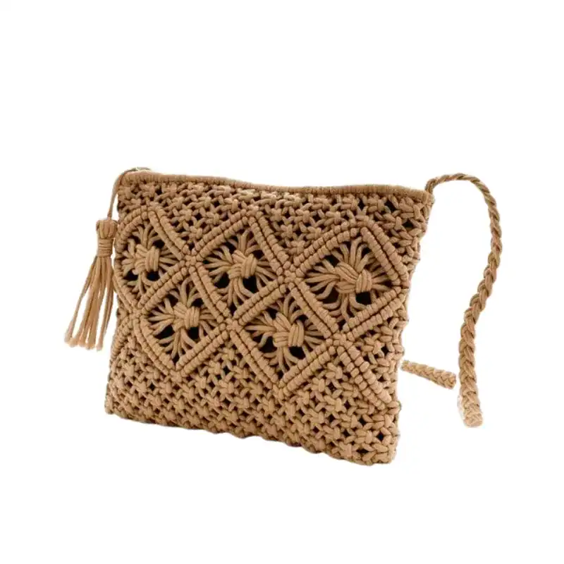 Brun makramé clutch med tassar och broderad mönster.