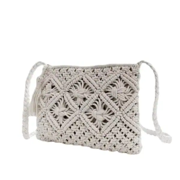Brun makramé clutch med tasslar och broderad mönster.