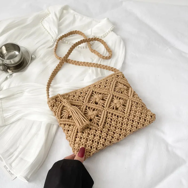 Brun makramé clutch med tasslar och hängande axelrem.