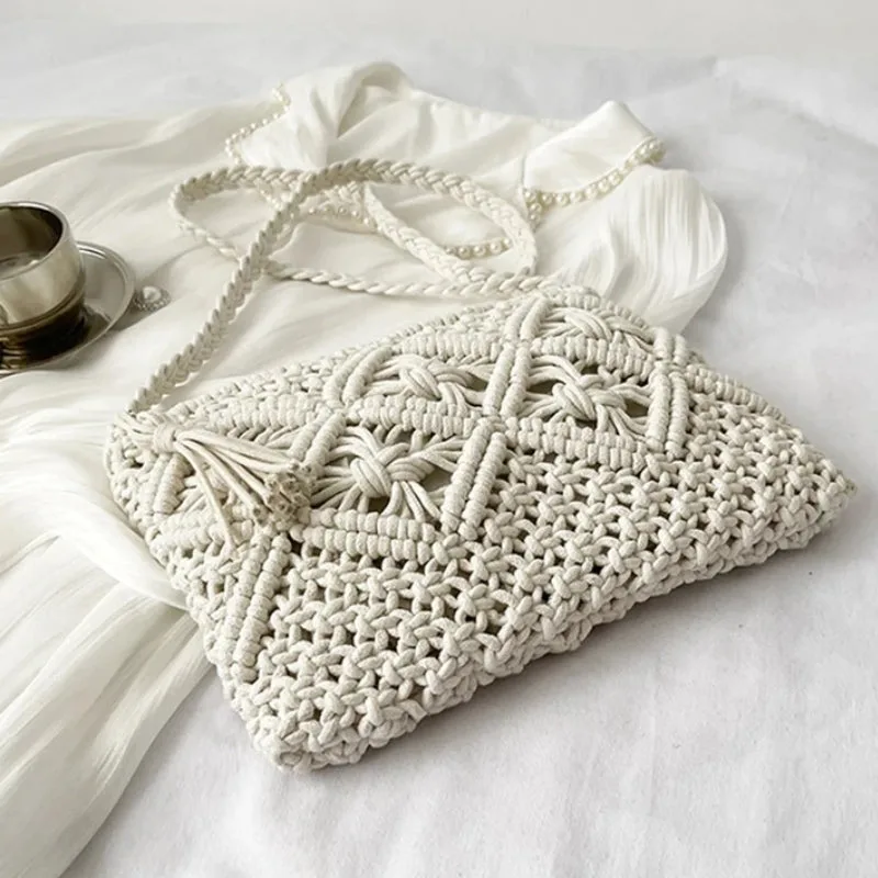 Brun makramé clutch med tasslar och pärlkedja, lämplig för sommar och strand.