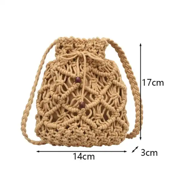 Brun makramé hinkväska, 17 cm hög, med bärhållare och pärlor.