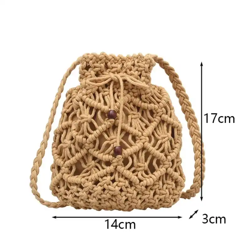 Brun makramé hinkväska, 17 cm hög, med bärhållare och pärlor.