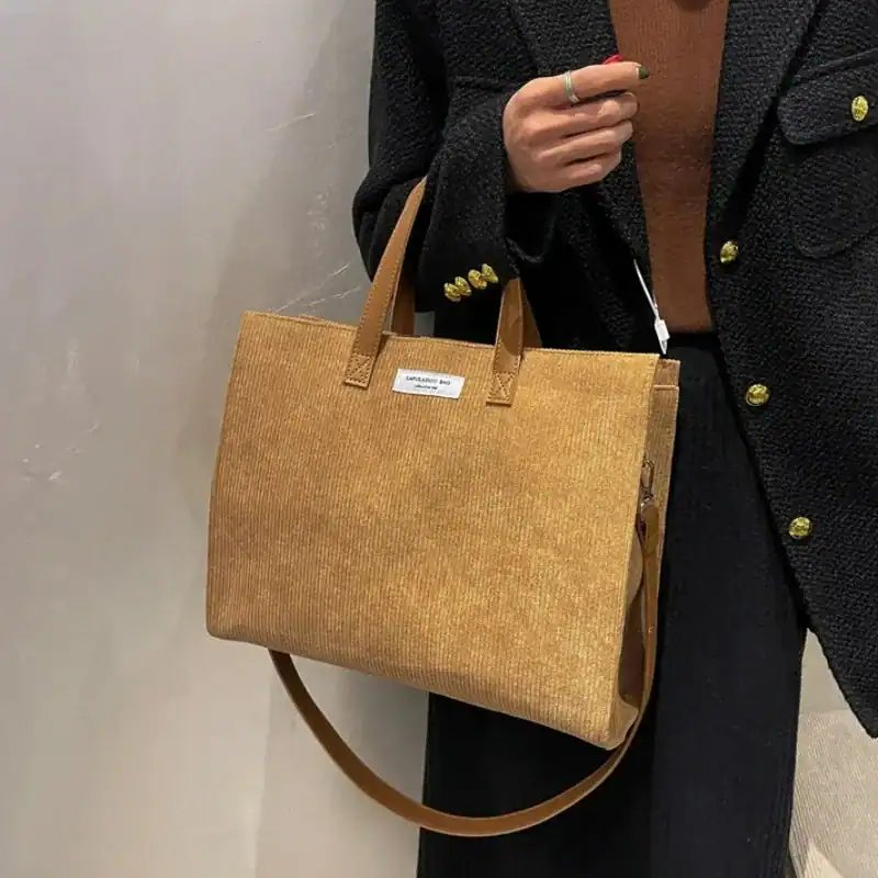 Brun Manchester shoppingväska i corduroy, stor handväska med axelrem och handtag.