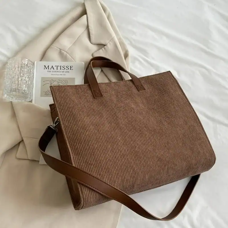 Bruna shoppingväska i corduroy med axelrem, stilfull för vardag och shopping.