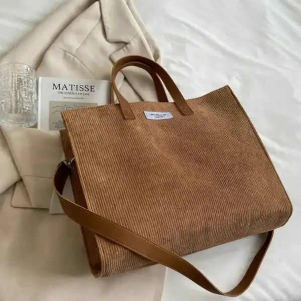 Brun corduroy shoppingväska med axelrem och handtag, passar till vardag och shopping.