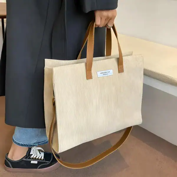 Brun Manchester shoppingväska med läderhandtag och axelrem, stilfullt damväskor.