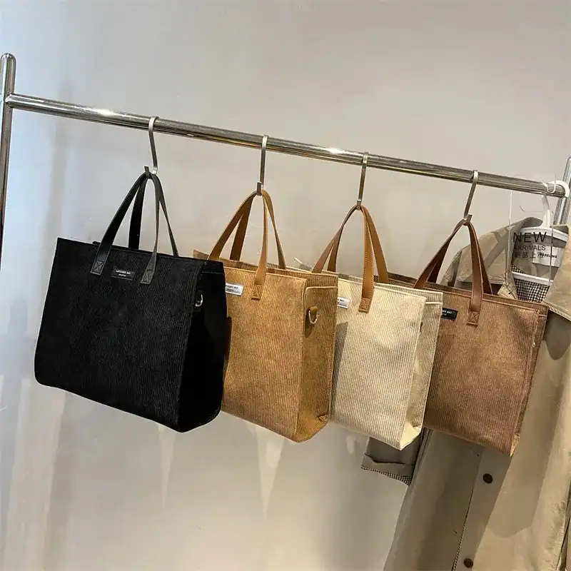 Brun Manchester shoppingväska i olika färger, textil och läderhandtag.