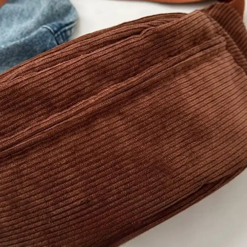 Brun manchesterväska i corduroy med tydlig textur och stilrent design.