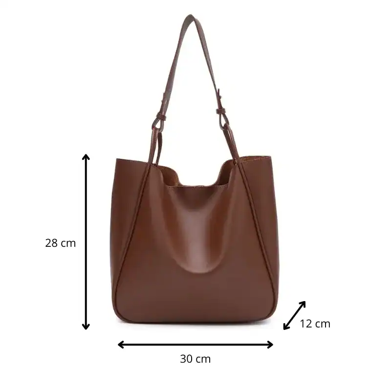 Brun mjuk hinkväska med mått: 30 cm bredd, 28 cm höjd och 12 cm djup.