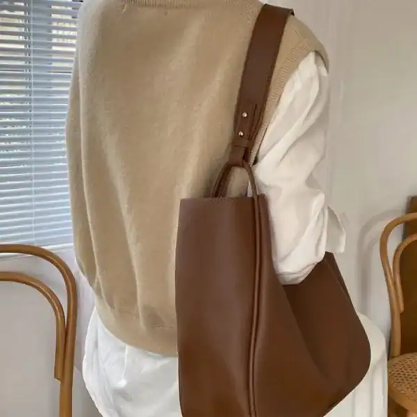 Brun mjuk hinkväska med axelrem, modeväskor för kvinnor, minimalistisk design.