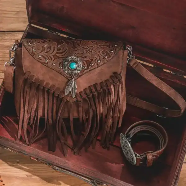 Brun mocka fransväska med silverprydnad och türkissten, cowboystil.