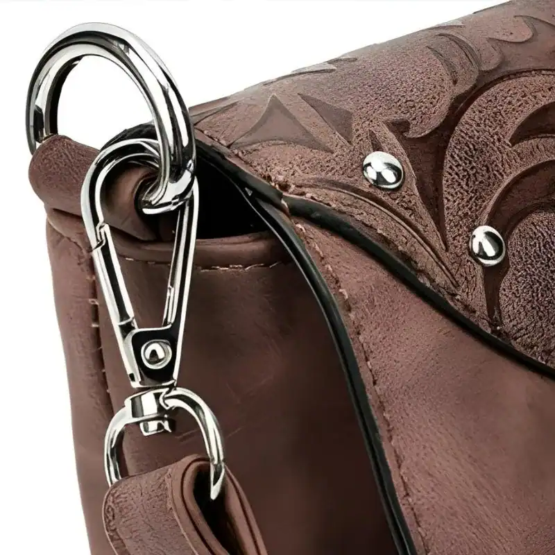 Brun mocka fransväska med silverfärgad karabiner och broderad detalj.