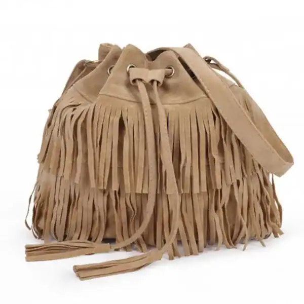 Brun mocka hinkväska med fransar, läder, boho, mode, axelväska.