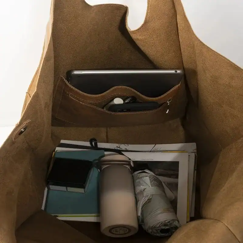 Brun mocka shoppingväska med inre fickor och plats för tablet, bok och paraply.