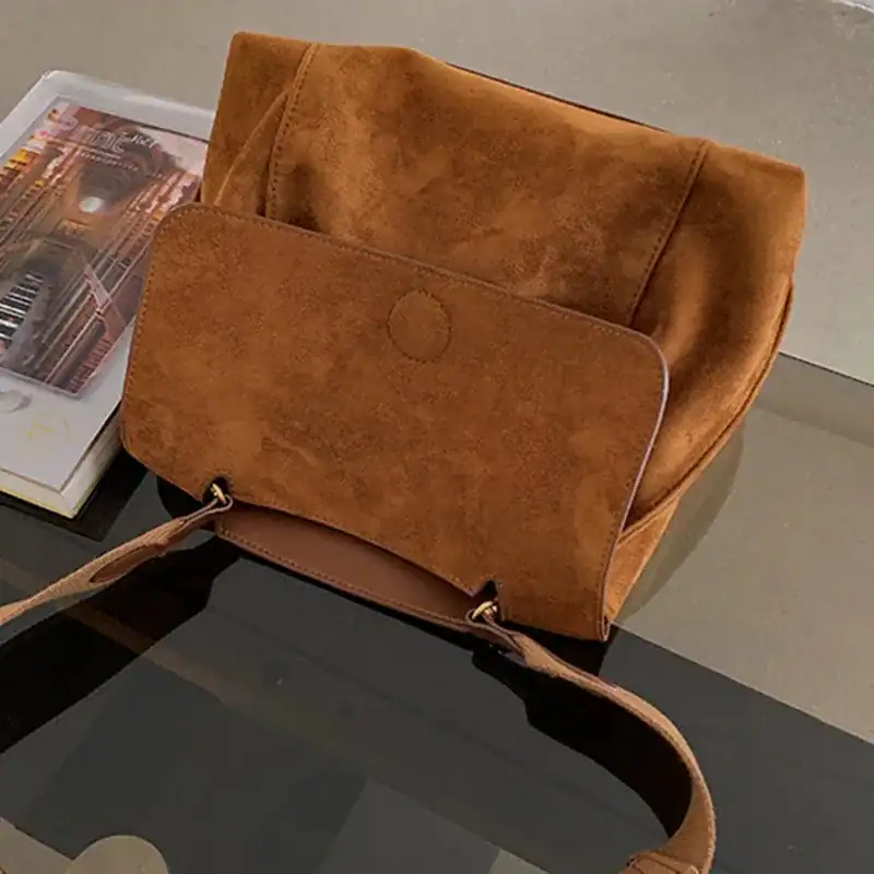 Brun mockaväska med lock, läderliknande material, axelväska för kvinnor.