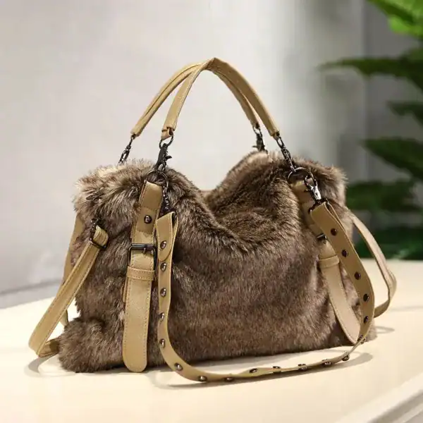 Brun pälsväska med beige handtag och axelrem, pälsdesign, modeväska.