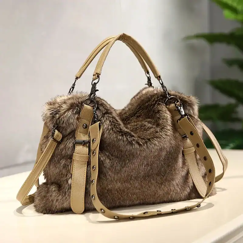 Brun pälsväska med beige handtag och axelrem, pälsdesign, modeväska.