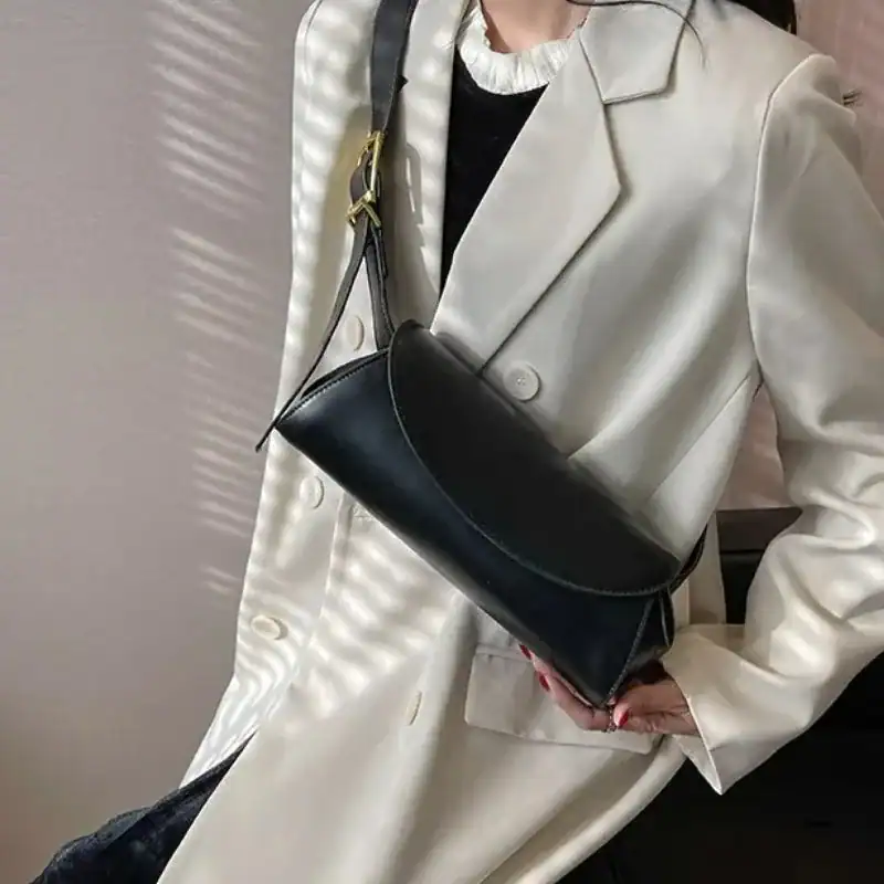 Brun rullformad väska med axelrem, modeaccessoarer för kvinnor.