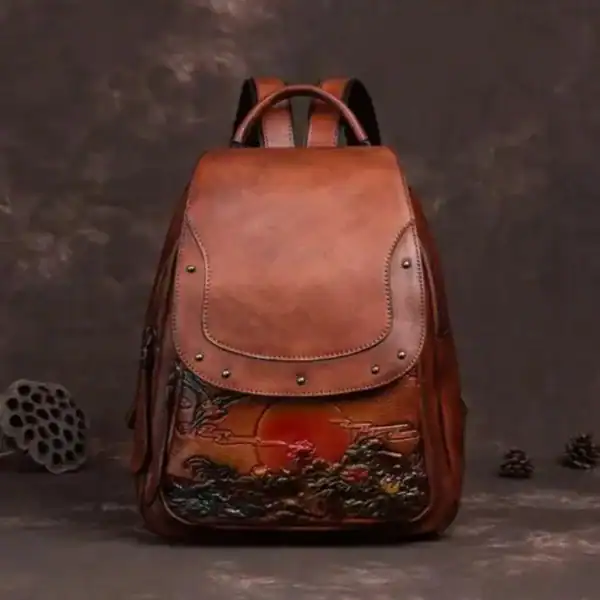 Brun ryggsäck med tryck, vintage design, läder ryggsäck för kvinnor och män.
