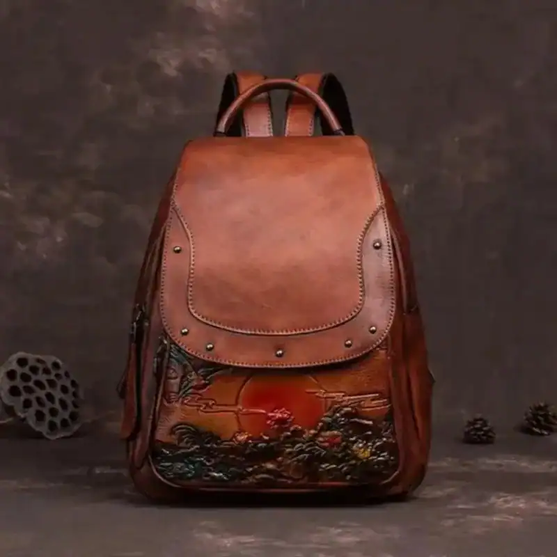 Brun ryggsäck med tryck, vintage design, läder ryggsäck för kvinnor och män.