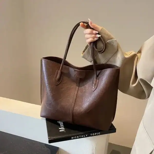 Brun shopper väska i läder, hållbar mode för kvinnor.