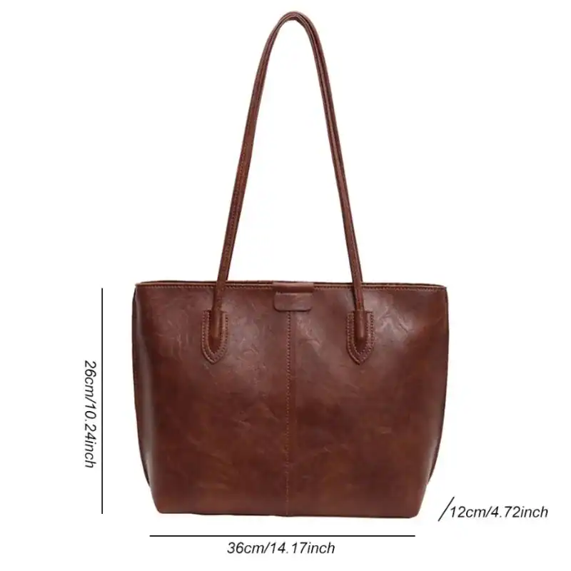 Brun shopper väska med längd 36 cm och bredd 26 cm, läderliknande material.