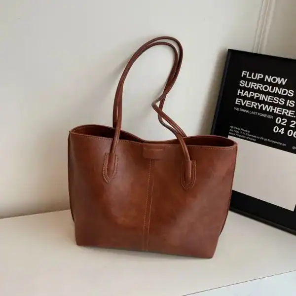 Brun shopper väska i läder, stilren och praktisk för vardag.