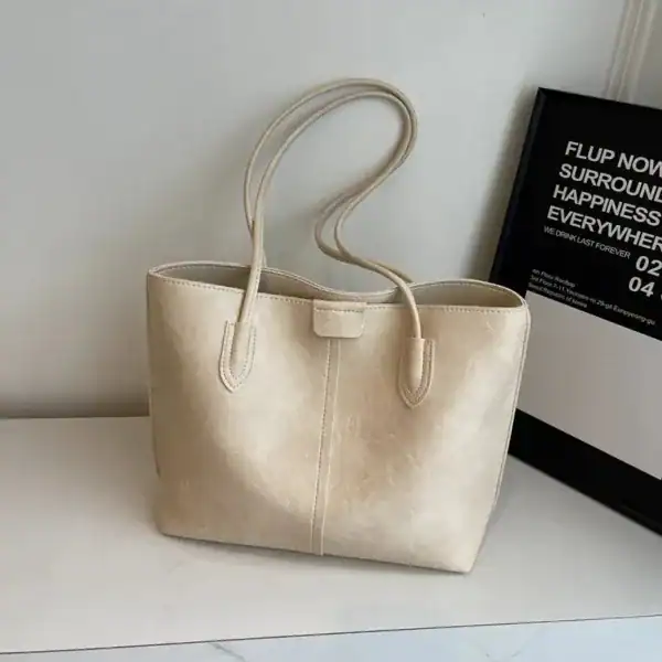 Brun shopper väska i beige, stilren axelväska med långt handtag för vardag och shopping.