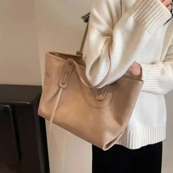 Brun shoppingväska i läder, stor handväska med axelrem, trendig damväska.
