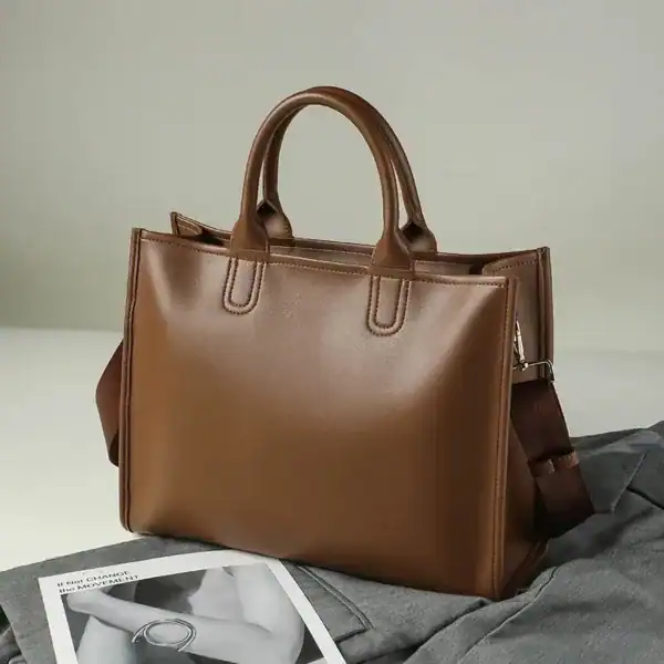 Brun shoppingväska med axelrem och handtag, elegant damväska för vardag och arbete.