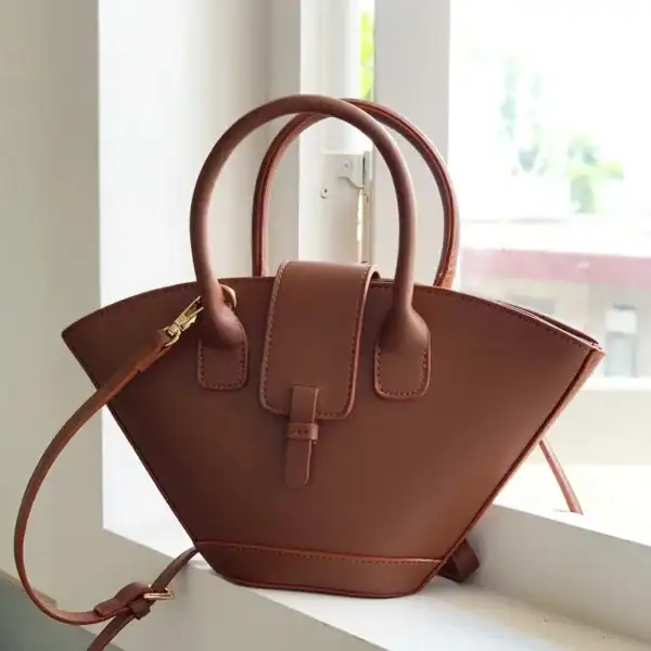 Brun solfjäderformad väska med handtag och axelrem, elegant läderhandväska.