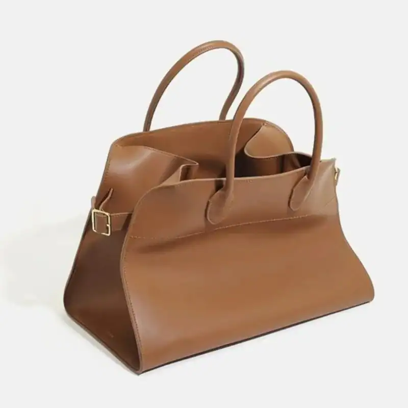Brun stor shoppingväska i läder med handtag och snabbficka.