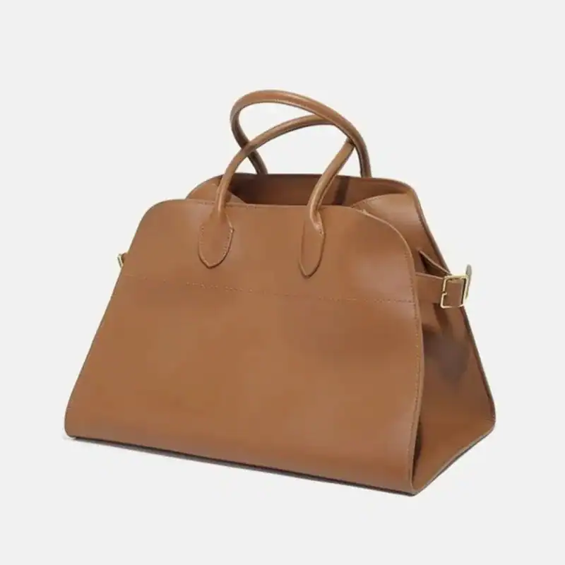Brun stor shoppingväska i läder med handtag och axelrem.