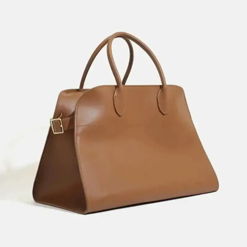 Brun stor shoppingväska i läder med handtag och guldtonad snabbklick.