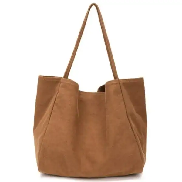 Brun tygshopper med långt handtag, stor kapacitet och enkel design.