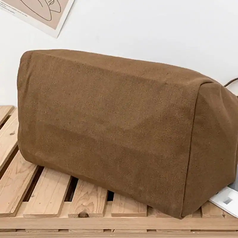 Brun tygshopper i canvas, praktisk axelväska för vardag och resor.
