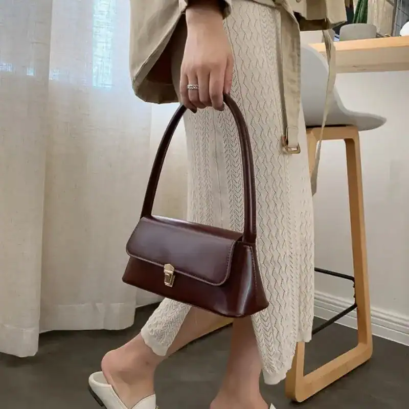 Brun väska med guldlås, modeväska för kvinnor, handväska med elegant design.
