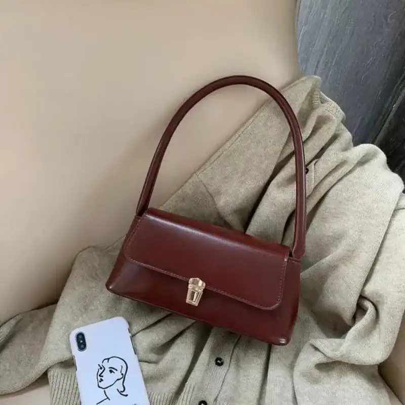 Brun Axelväska med guldlås, elegant handväska för kvinnor.