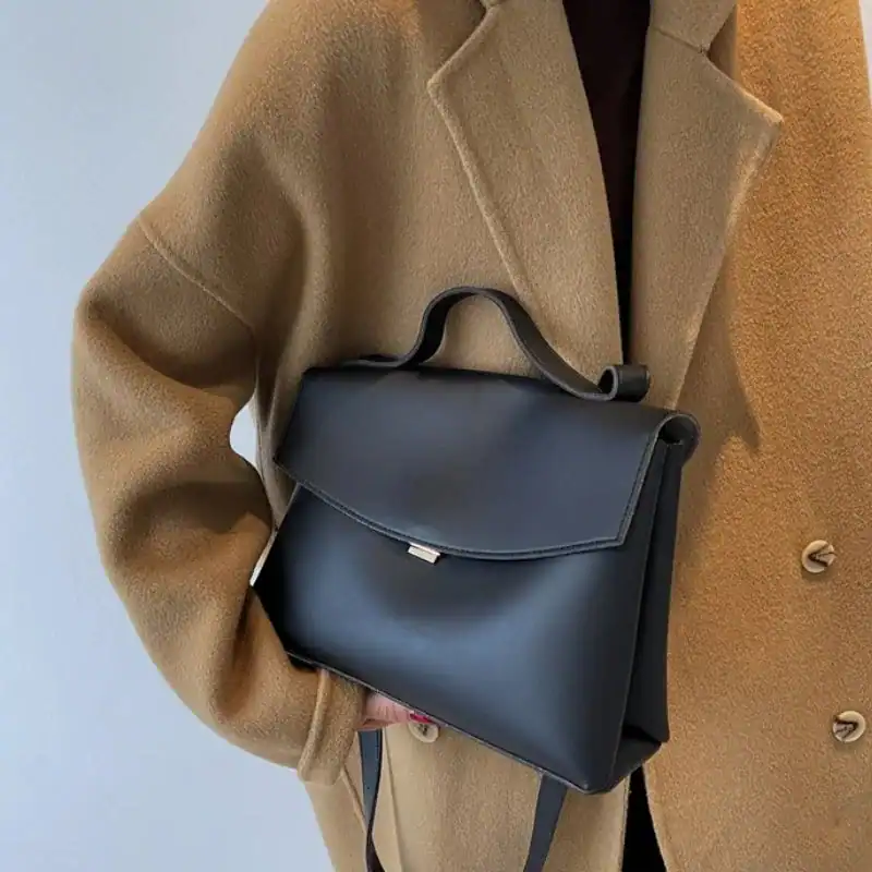 Brun Axelväska med handtag och axelrem, elegant axelväska för kvinnor.