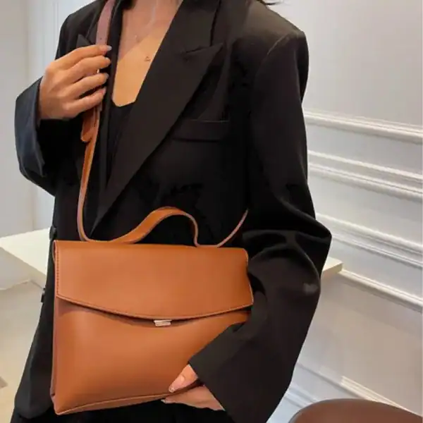 Brun Axelväska med handtag och axelrem, elegant axelväska för kvinnor.