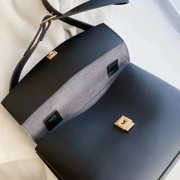 Brun Axelväska med handtag och rem, elegant axelväska i läder och textil.