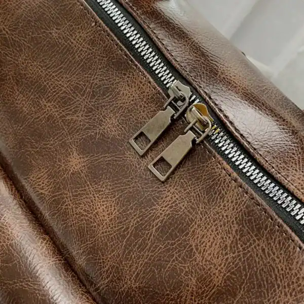 Brun vintage ryggsäck dam, detalj på dragkedja och läder.