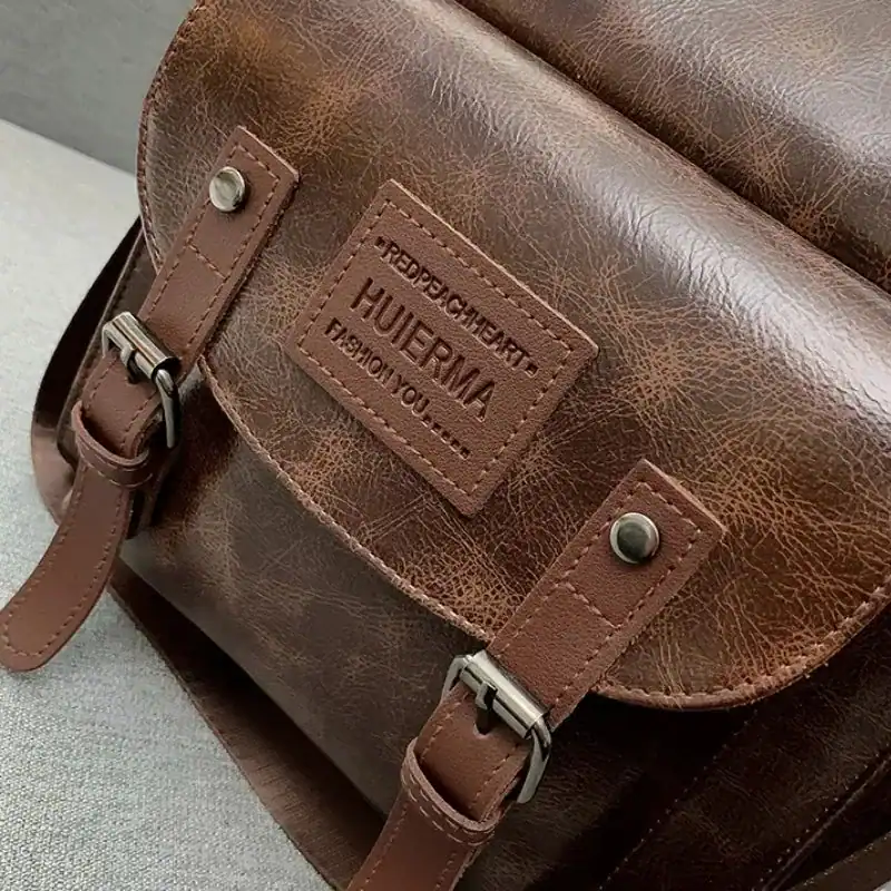 Brun vintage ryggsäck dam, läderliknande material med detalj och metallögon.