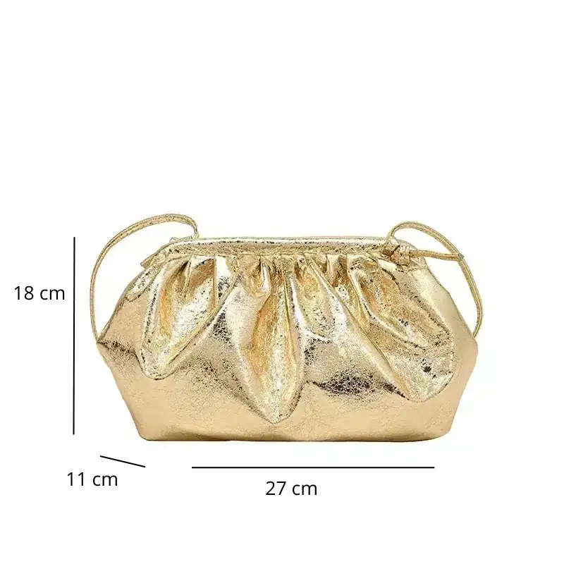 Guld clutch med rynkning, 27 cm lång, perfekt för kvällsklänning.