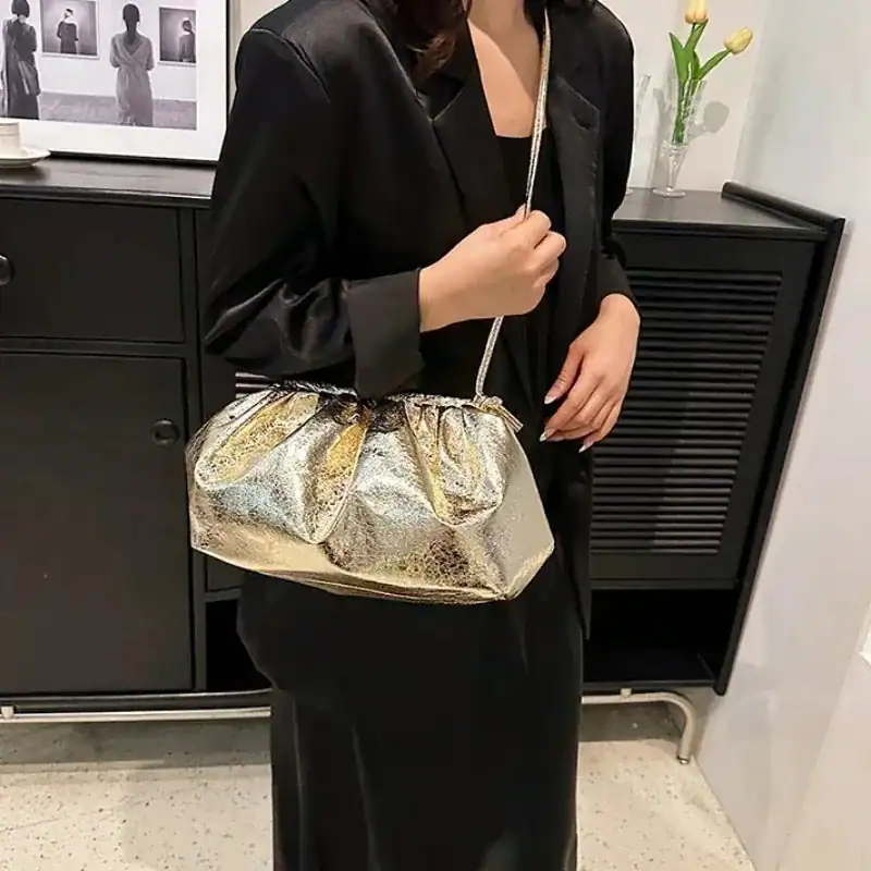 Guld clutch med silver glans, modeaccessoarer för kvällsutflykter.
