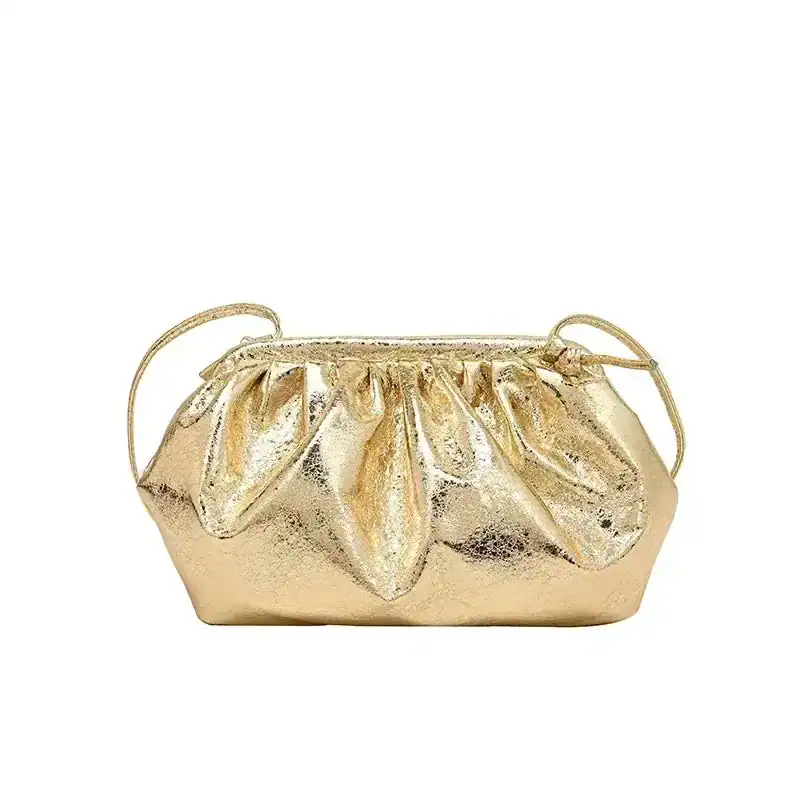 Guld clutch med rynkig design och tunn axelrem, perfekt för festliga tillfällen.