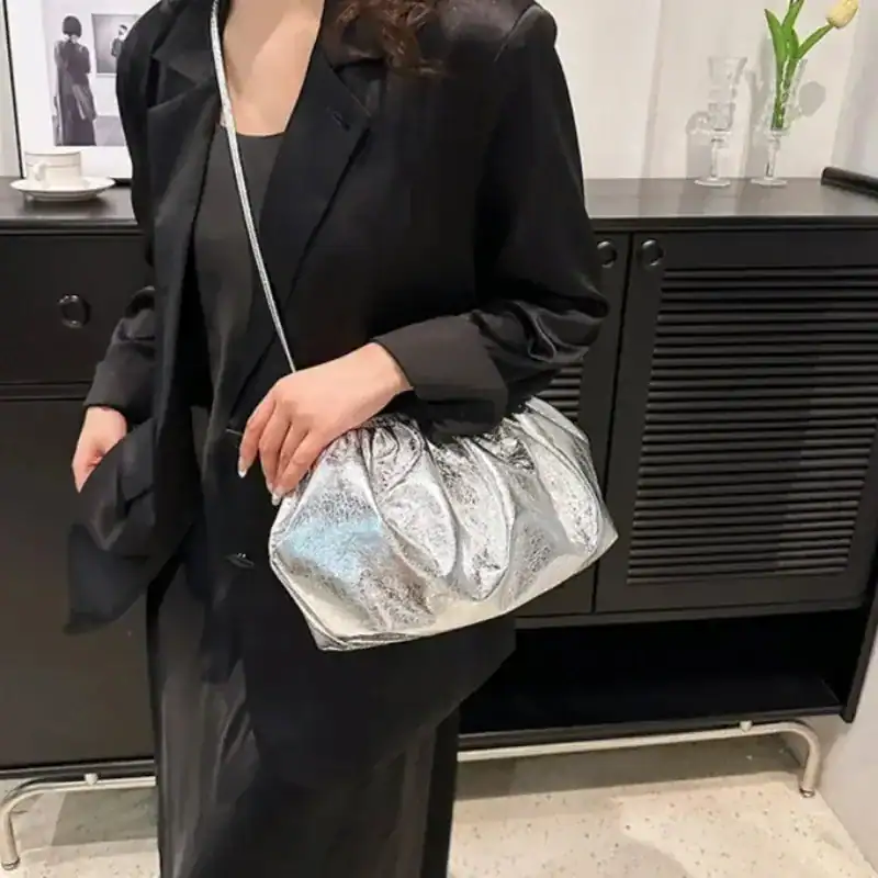 Guld clutch i silver metalliskt material med dragkedja, modeaccessoarer för kvinnor.